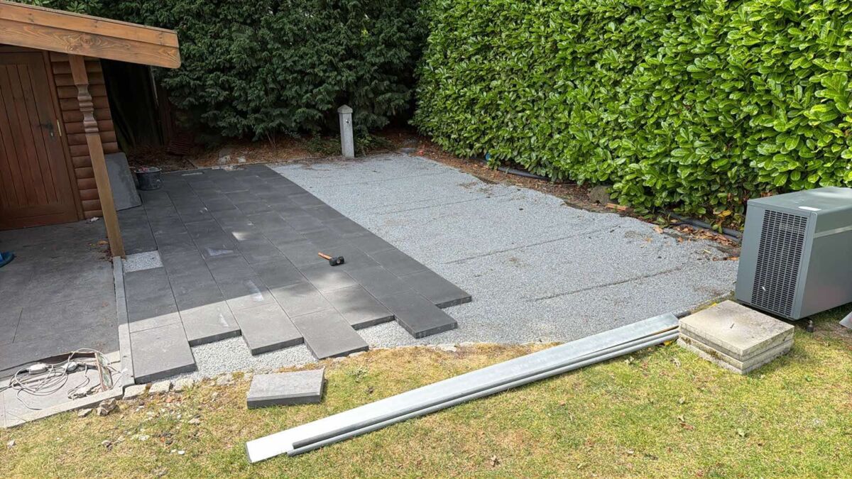 Terrassenplatten während der Verlegung auf ausgerichtetem Unterbau
